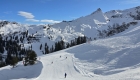 Besneeuwde bergen en pistes in Montafon.